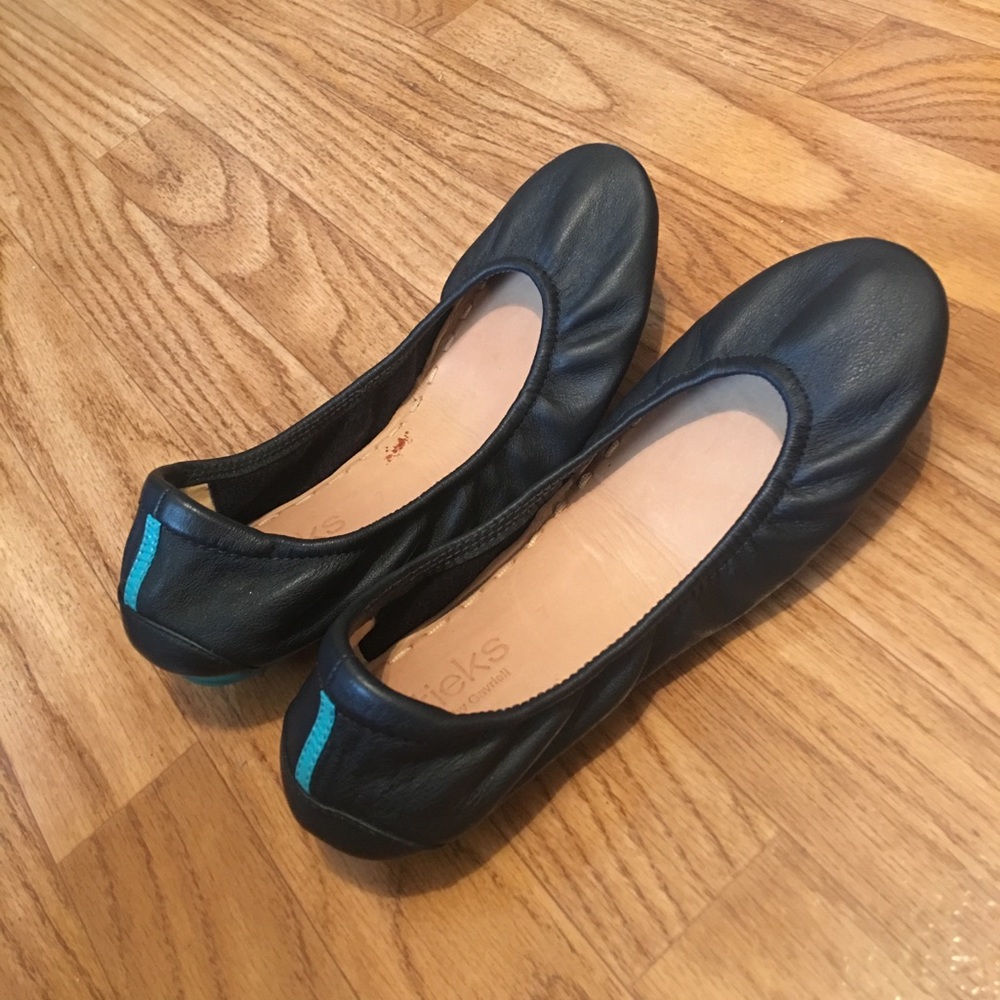 Black tiek flats